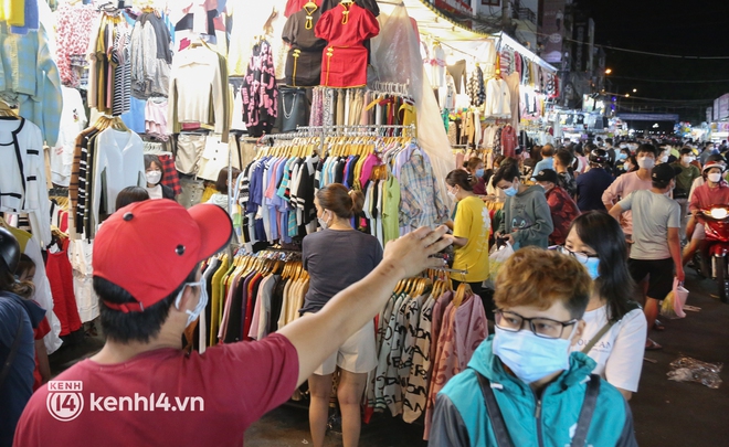 Chợ thời trang lớn nhất TP.HCM chật kín người mua sắm Tết, an ninh siết chặt ngăn chặn khách bị móc túi - Ảnh 11.