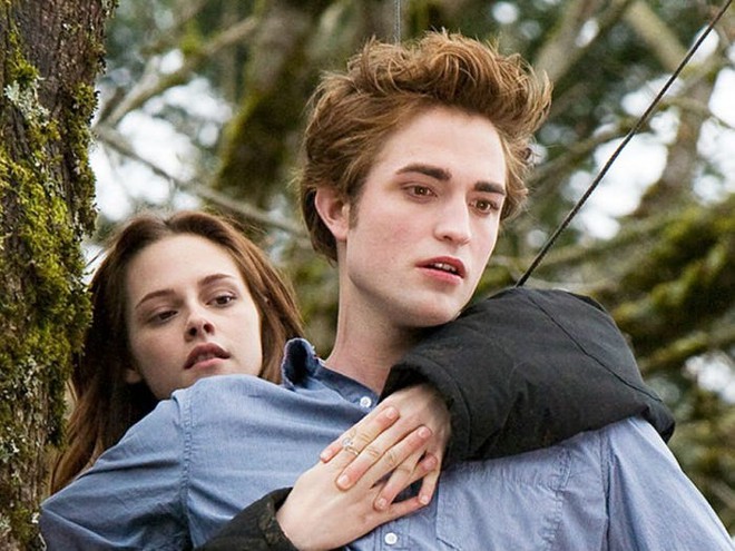 Chán ngấy hôn môi nàng Bella, nam chính Twilight có quyết định gây sốc thiên hạ, đến Selena Gomez cũng há hốc mồm là thế nào đây? - Ảnh 1.