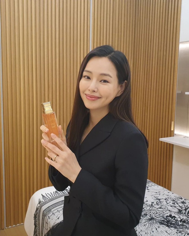 Hoa hậu đình đám lần đầu lộ diện sau tin mang thai, nhan sắc và vóc dáng bà bầu 4 tháng hot đến mức leo thẳng lên top trending - Ảnh 4.