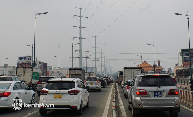 Ảnh: Cửa ngõ sân bay Tân Sơn Nhất, bến xe Miền Đông kẹt xe từ trưa đến chiều ngày cận Tết - Ảnh 6.