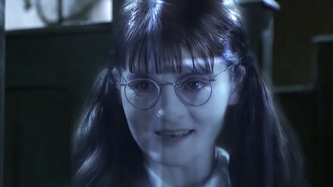9 chi tiết Harry Potter tập 2 tưởng bình thường, té ra có ý nghĩa không tưởng: Harry suýt bị giết ở sân trường Hogwarts, tin được không? - Ảnh 3.