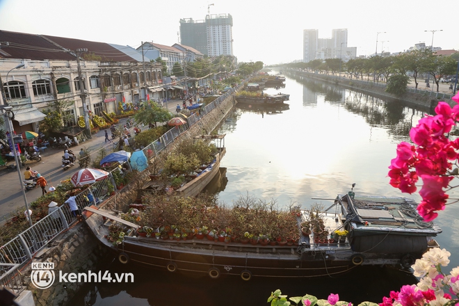 Chợ hoa trên bến dưới thuyền ở Sài Gòn đìu hiu ngày giáp Tết, người bán phải đốt vía xả xui - Ảnh 6.
