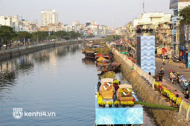 Chợ hoa trên bến dưới thuyền ở Sài Gòn đìu hiu ngày giáp Tết, người bán phải đốt vía xả xui - Ảnh 2.