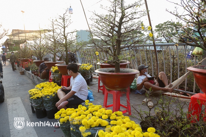Chợ hoa trên bến dưới thuyền ở Sài Gòn đìu hiu ngày giáp Tết, người bán phải đốt vía xả xui - Ảnh 10.