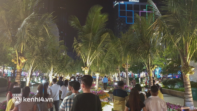Ảnh: Hàng nghìn người chen chân tham quan đường hoa Nguyễn Huệ trong đêm khai mạc - Ảnh 7.