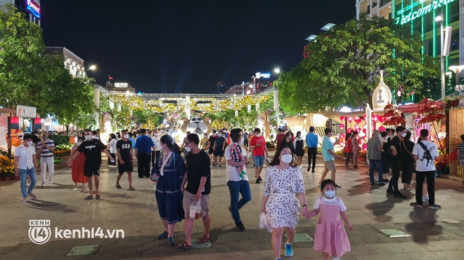 Ảnh: Hàng nghìn người chen chân tham quan đường hoa Nguyễn Huệ trong đêm khai mạc - Ảnh 4.