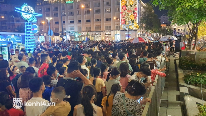 Ảnh: Hàng nghìn người chen chân tham quan đường hoa Nguyễn Huệ trong đêm khai mạc - Ảnh 1.