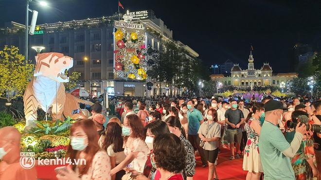Ảnh: Hàng nghìn người chen chân tham quan đường hoa Nguyễn Huệ trong đêm khai mạc - Ảnh 2.