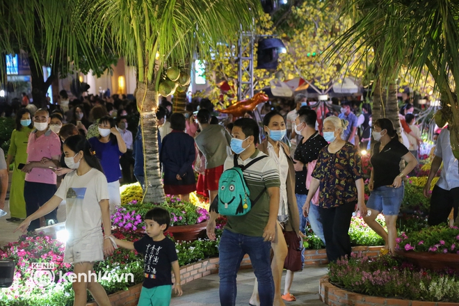 Ảnh: Hàng nghìn người chen chân tham quan đường hoa Nguyễn Huệ trong đêm khai mạc - Ảnh 10.