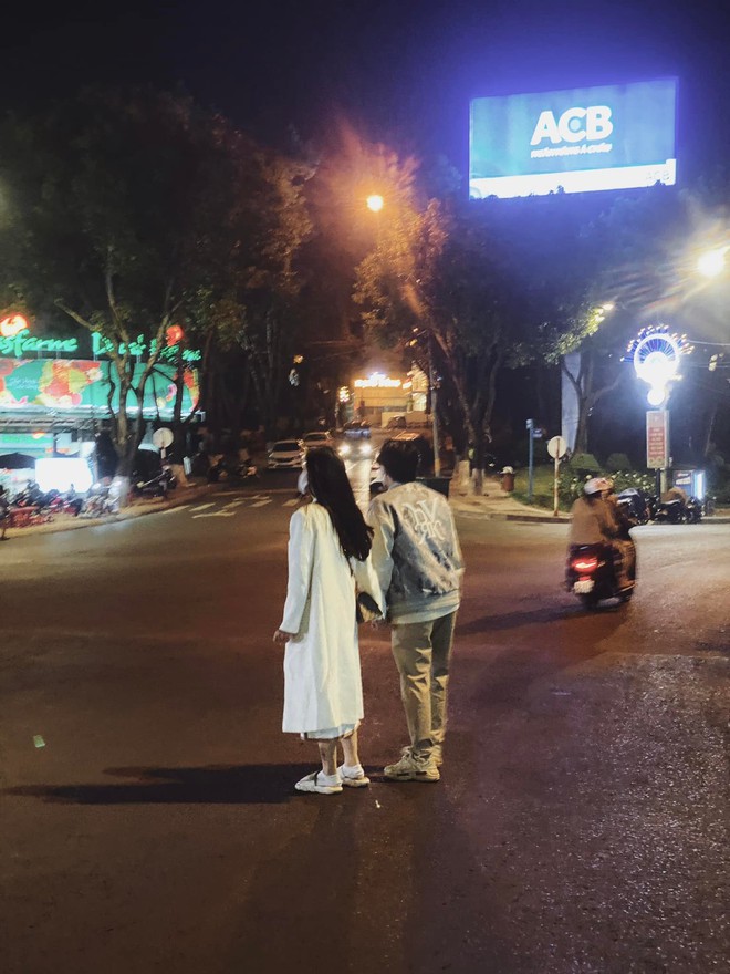 Cặp đôi Vbiz bị paparazzi tóm gọn ở Đà Lạt tối 27 Tết: Nắm tay không rời nửa bước, nhìn xuống chân nữ chính mà tức! - Ảnh 3.