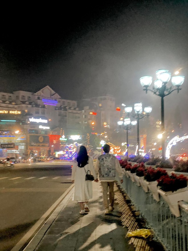 Cặp đôi Vbiz bị paparazzi tóm gọn ở Đà Lạt tối 27 Tết: Nắm tay không rời nửa bước, nhìn xuống chân nữ chính mà tức! - Ảnh 5.