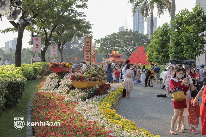 Đường hoa xuân ở phố nhà giàu Phú Mỹ Hưng đậm chất làng quê 3 miền, du khách ùn ùn đến “check in” - Ảnh 3.