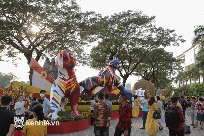 Đường hoa xuân ở phố nhà giàu Phú Mỹ Hưng đậm chất làng quê 3 miền, du khách ùn ùn đến “check in” - Ảnh 2.