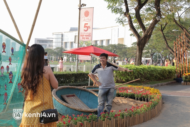 Đường hoa xuân ở phố nhà giàu Phú Mỹ Hưng đậm chất làng quê 3 miền, du khách ùn ùn đến “check in” - Ảnh 12.