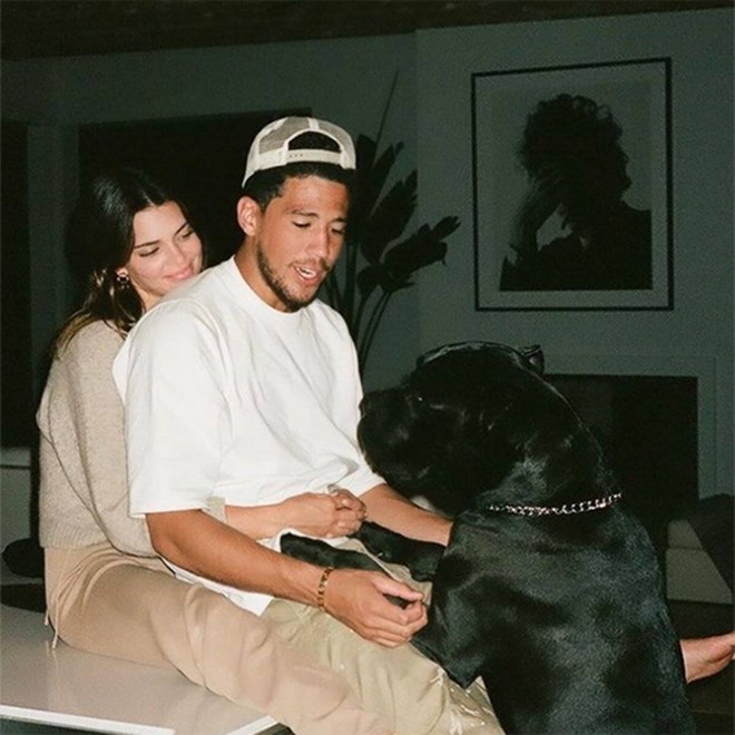 HOT: Kendall Jenner bí mật kết hôn với siêu sao bóng rổ sau 1 năm hẹn hò, lộ cả nhẫn cưới trên ảnh Instagram? - Ảnh 3.