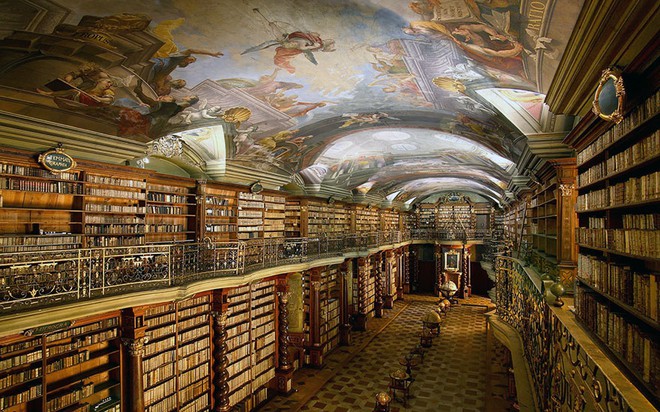Bên trong thư viện đẹp nhất trên thế giới: Tồn tại 300 năm với hàng loạt tác phẩm nghệ thuật ở mọi ngóc ngách - Ảnh 3.