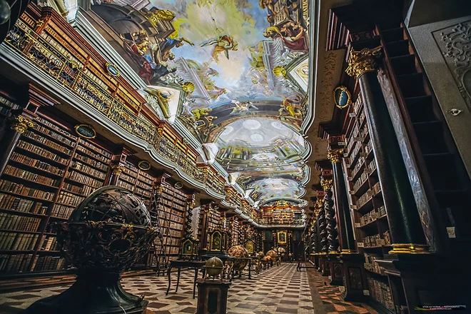 Bên trong thư viện đẹp nhất trên thế giới: Tồn tại 300 năm với hàng loạt tác phẩm nghệ thuật ở mọi ngóc ngách - Ảnh 1.
