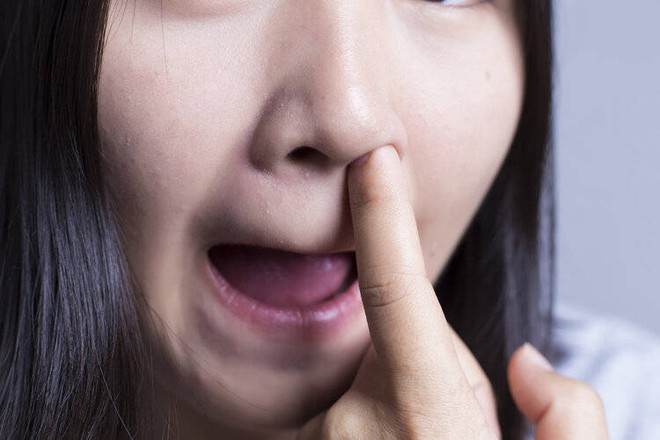 Ngoáy mũi có thể làm tăng nguy cơ sa sút trí tuệ, tạo đường tắt cho vi khuẩn xâm nhập - Ảnh 1.
