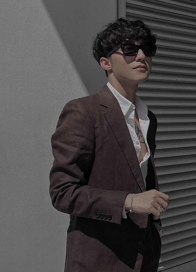 Sơn Tùng diện vest, phanh áo khoe hình xăm to tướng và visual miễn chê, hiếm hoi thay đổi 1 thói quen dịp Tết - Ảnh 3.