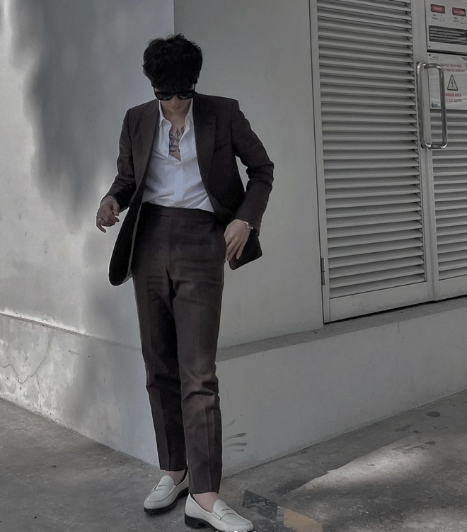 Sơn Tùng diện vest, phanh áo khoe hình xăm to tướng và visual miễn chê, hiếm hoi thay đổi 1 thói quen dịp Tết - Ảnh 4.