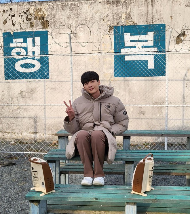 Lee Jong Suk khoe ảnh đi tù ở hậu trường phim mới, visual bùng nổ nhưng lại bị fan tố xài filter quá đà - Ảnh 1.