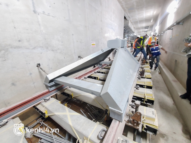 Giữa năm nay tàu Metro ở Sài Gòn chạy thử nghiệm, nhà ga ngầm trung tâm Bến Thành đã dần rõ dáng rồi! - Ảnh 10.