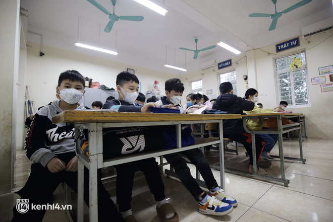 Ảnh: Học sinh lớp 1-6 ở ngoại thành Hà Nội lần đầu tiên được đến trường sau hơn 9 tháng, háo hức không ngủ nổi! - Ảnh 8.