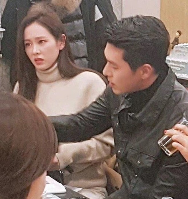 Hyun Bin chăm Son Ye Jin đến tận răng tại tiệc đóng máy Hạ Cánh Nơi Anh, ai không muốn có bạn trai ngọt ngào thế này chứ? - Ảnh 3.