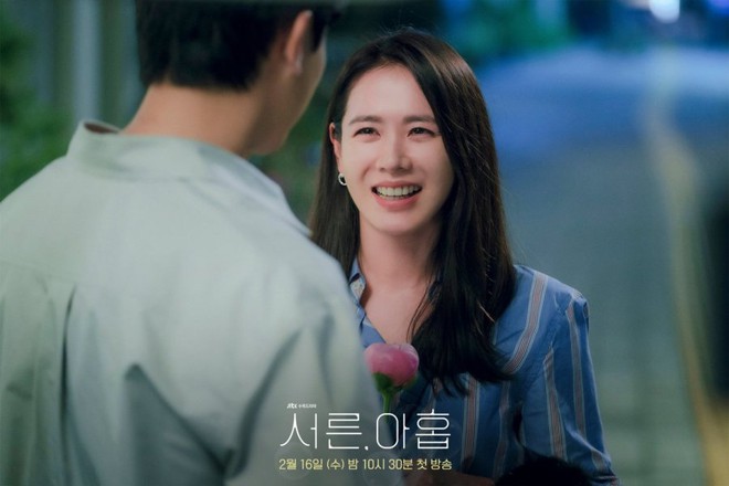 Son Ye Jin ở poster phim mới đúng chuẩn người sắp lấy chồng: Lạc lõng giữa cả dàn, chắc chị giữ ý đây mà! - Ảnh 5.