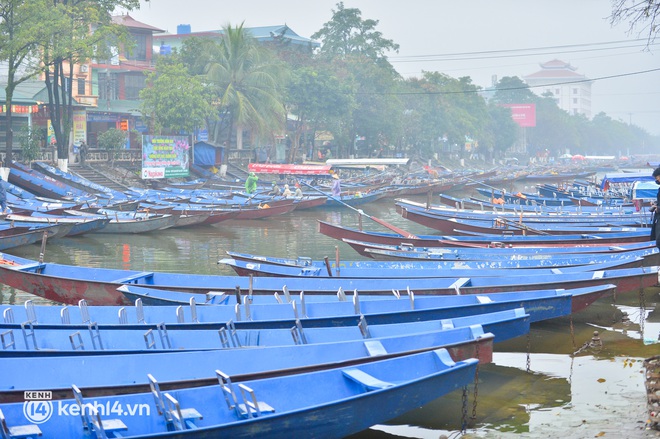 Ảnh: Du khách đội mưa, đổ về chùa Hương dâng lễ từ sáng sớm trong ngày chính thức mở cửa trở lại - Ảnh 1.