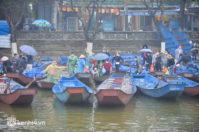 Ảnh: Du khách đội mưa, đổ về chùa Hương dâng lễ từ sáng sớm trong ngày chính thức mở cửa trở lại - Ảnh 6.