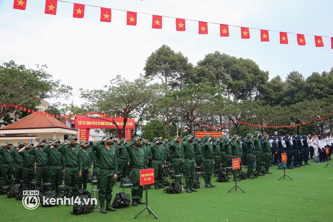 Người thân bịn rịn tiễn thanh niên TP.HCM lên đường nhập ngũ: Con đi 2 năm, tôi nhớ nó lắm! - Ảnh 3.