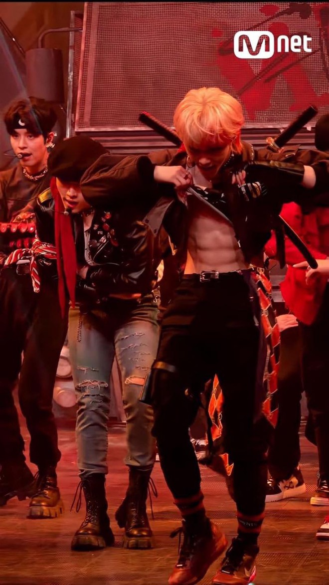 13 bức ảnh khiến fan Kpop yêu cầu các công ty đóng cửa phòng gym ngay và luôn! - Ảnh 6.