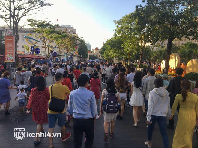 Ảnh: Đường hoa Nguyễn Huệ đông nghẹt người chiều tối Mùng 2 Tết, trẻ em mệt mỏi vì chen nhau tham quan  - Ảnh 12.