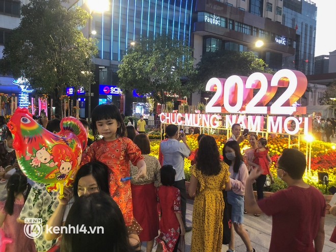 Ảnh: Đường hoa Nguyễn Huệ đông nghẹt người chiều tối Mùng 2 Tết, trẻ em mệt mỏi vì chen nhau tham quan  - Ảnh 14.