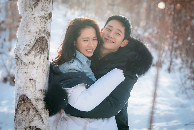 Cùng là hôn nhưng thái độ của Son Ye Jin với Hyun Bin và Jung Hae In khác hẳn nhau, nhìn là biết chị đẹp yêu ai liền! - Ảnh 2.