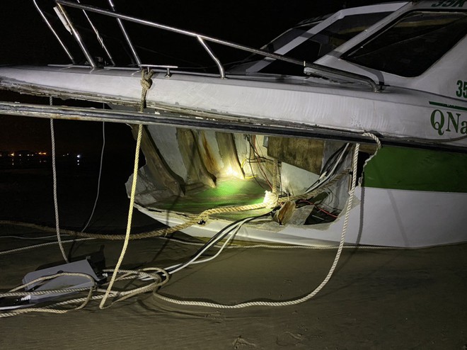 Cận cảnh mũi cano chở 39 du khách gặp nạn tại Hội An bị vỡ mảng lớn - Ảnh 3.