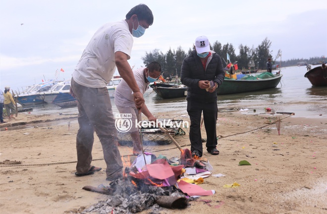 Thắt lòng người thân lập bàn thờ tạm tại biển Cửa Đại: Gia đình đi 12 người, nhưng đã chết 8 người… Đột ngột như thế ai chịu nổi, trời ơi” - Ảnh 10.