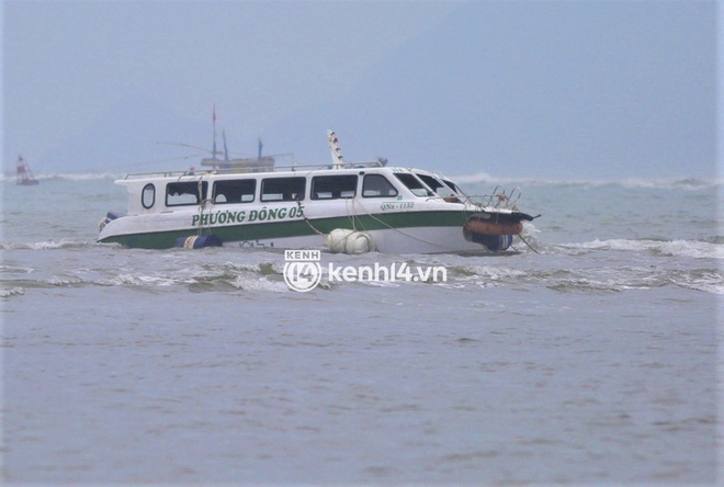 Cận cảnh mũi cano chở 39 du khách gặp nạn tại Hội An bị vỡ mảng lớn - Ảnh 2.