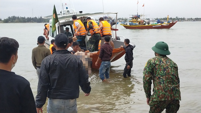 Tìm thấy thêm thi thể bé gái 3 tuổi trong vụ chìm cano du lịch chở 39 người - Ảnh 2.