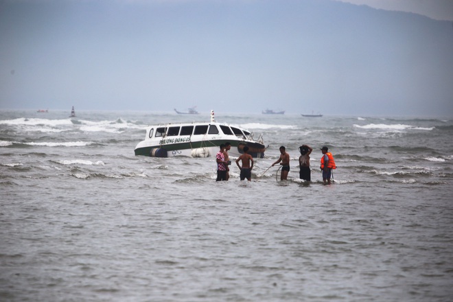 Tìm thấy thêm thi thể bé gái 3 tuổi trong vụ chìm cano du lịch chở 39 người - Ảnh 1.