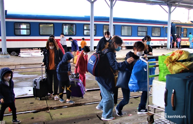 Đà Nẵng: Ga tàu tấp nập, bến xe vắng lặng sau kỳ nghỉ Tết - Ảnh 4.