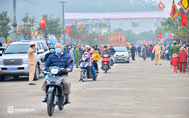 Ảnh: Hàng nghìn người dân chen nhau xem vua đi cày trong Lễ tịch Điền 2022 - Ảnh 2.