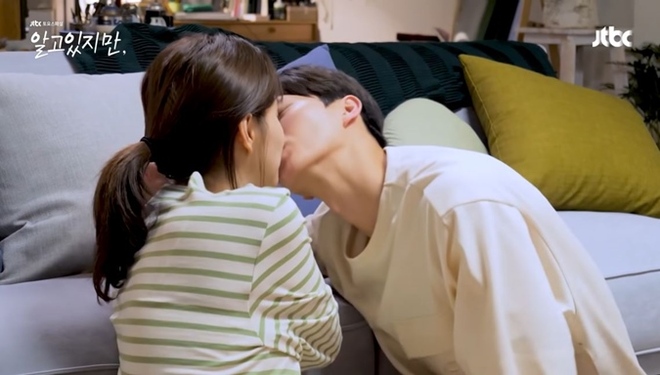 4 hậu trường cảnh hôn ngọt ăn đứt trên phim: Song Kang đòi tới bến với Han So Hee, đôi cuối xem mà ngại - Ảnh 2.
