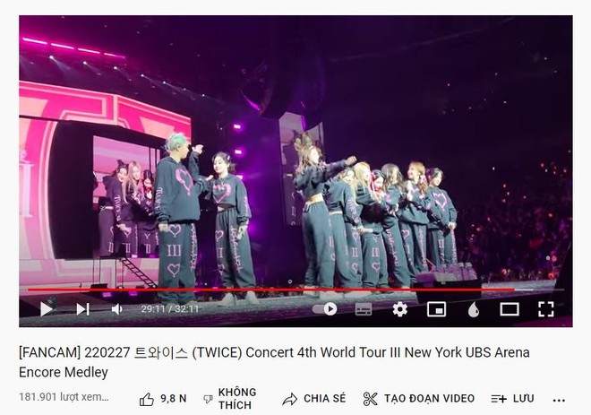 TWICE hăng máu hát encore tới quên lối về, làm staff bất lực liếc đồng hồ liên tục, tự dọn đồ chuồn trước? - Ảnh 1.