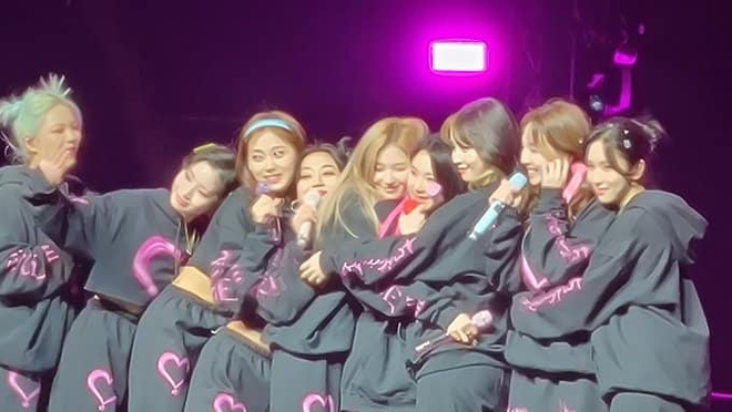 TWICE hăng máu hát encore tới quên lối về, làm staff bất lực liếc đồng hồ liên tục, tự dọn đồ chuồn trước? - Ảnh 2.