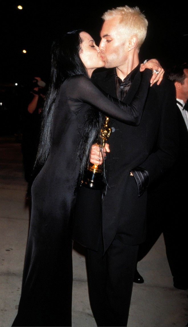 Vì 1 nụ hôn ở Oscar, Angelina Jolie đã hại anh trai thê thảm đến mất cả sự nghiệp: 22 năm sau ngoại hình xuống cấp gây sốc! - Ảnh 2.