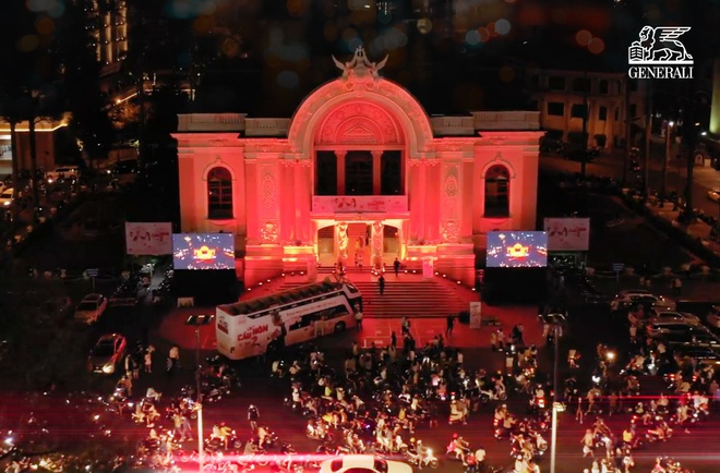 Sự kiện khiến cộng đồng mạng “dậy sóng”: Hết xe buýt “cầu hôn” đến loạt sao Vpop bất ngờ xuất hiện - Ảnh 3.