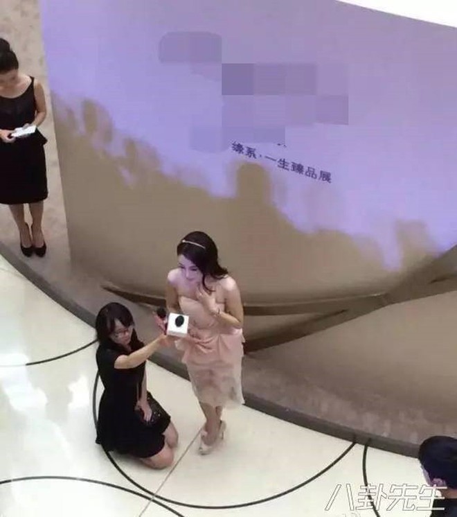 Tình địch Triệu Lệ Dĩnh dính phốt: Lộ clip tỏ thái độ chảnh choẹ, gương mặt khó ở trong khi nhân viên cắm cúi phục vụ - Ảnh 7.