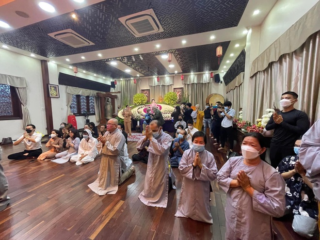 Lễ cầu siêu của cố NSƯT Ngọc Đáng: Không khí ảm đạm, Việt Hương quỳ rạp người tiễn đưa đàn chị lần cuối - Ảnh 3.